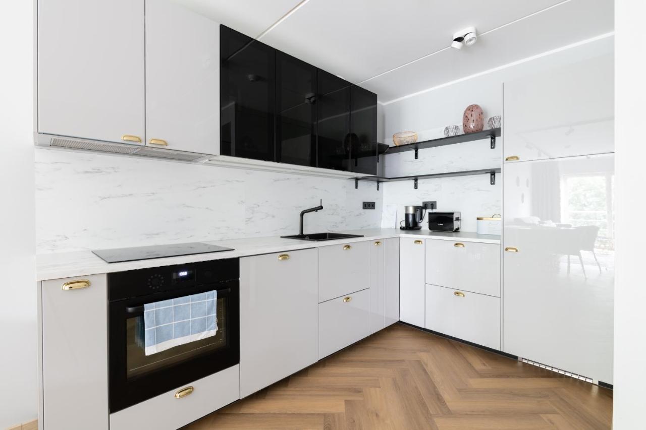 Central Rosi Art Deco Apartment With Parking タリン エクステリア 写真