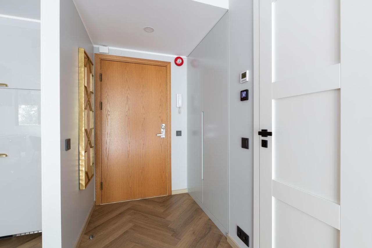 Central Rosi Art Deco Apartment With Parking タリン エクステリア 写真