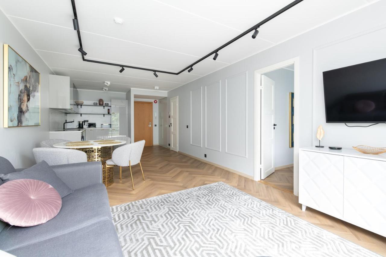 Central Rosi Art Deco Apartment With Parking タリン エクステリア 写真